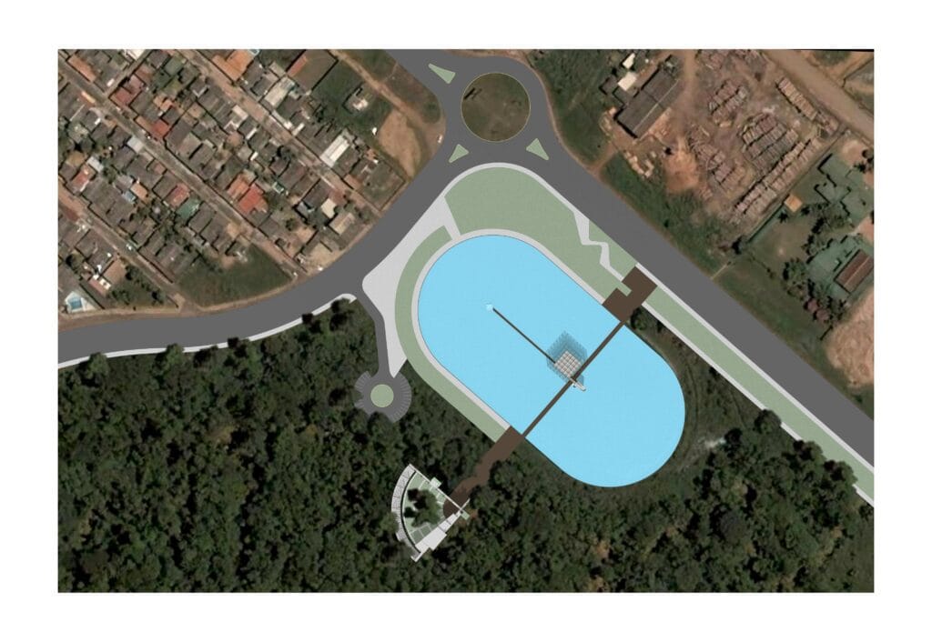 Vista aérea de um grande lago azul oval cercado por vegetação e uma área residencial próxima. Uma rotatória e uma estrada são visíveis à esquerda, com prédios próximos. Uma passarela se estende para dentro do lago, levando a uma pequena plataforma quadrada. Há um caminho semicircular perto da borda do lago. - Luiz Volpato Arquitetura