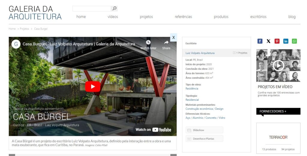 Captura de tela de uma página da web da "Galeria da Arquitetura" apresentando um projeto intitulado "Casa Bürgel" por Luiz Volpato Arquitetura. A página inclui um vídeo do YouTube incorporado, detalhes do projeto como localização e data de conclusão, e opções de compartilhamento em mídias sociais à direita. - Luiz Volpato Arquitetura