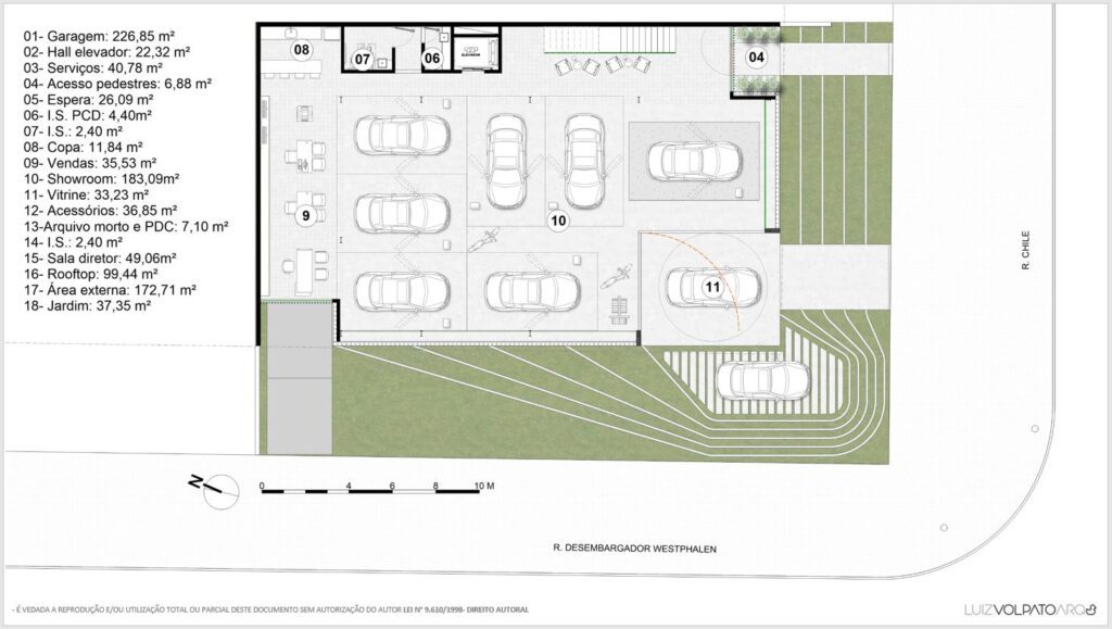 Diagrama arquitetônico de um estacionamento subterrâneo. A planta mostra espaços para nove carros, com cada vaga rotulada numericamente. As áreas adjacentes incluem caminhos de pedestres, salas de armazenamento e seções técnicas. Ao redor do lote há áreas paisagísticas com árvores e uma rua rotulada R. Chile. - Luiz Volpato Arquitetura