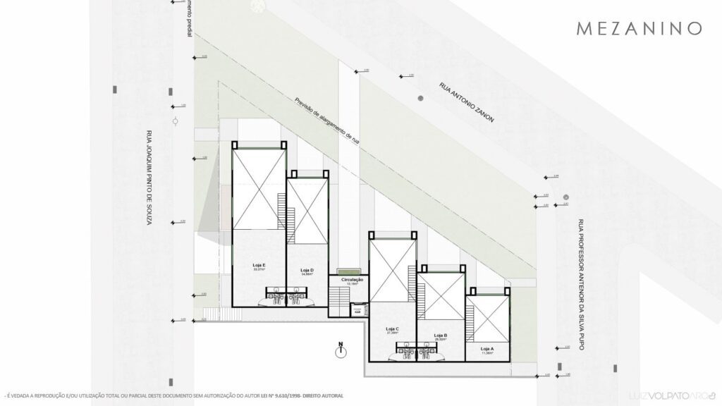 Planta arquitetônica do andar térreo rotulada como "MEZANINO". Ela mostra cinco lotes adjacentes com contornos retangulares, escadas, elevadores e caminhos sombreados. Ruas margeiam os lotes, rotuladas com setas direcionais. Medidas de escala estão incluídas nas laterais, junto com texto instrucional na parte inferior. - Luiz Volpato Arquitetura