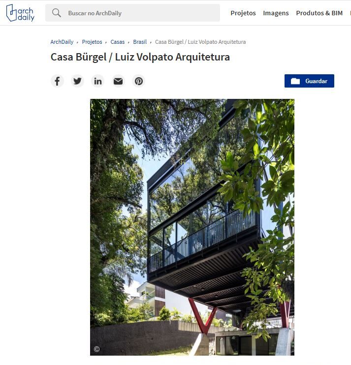 Captura de tela de uma página da web do ArchDaily apresentando a Casa Bürgen / Luiz Volpato Arquitetura. A página mostra uma casa moderna com grandes painéis de vidro, cercada por árvores. A seção inferior inclui várias imagens menores e um botão "+20" indicando que mais fotos estão disponíveis. Os ícones do site são visíveis. - Luiz Volpato Arquitetura