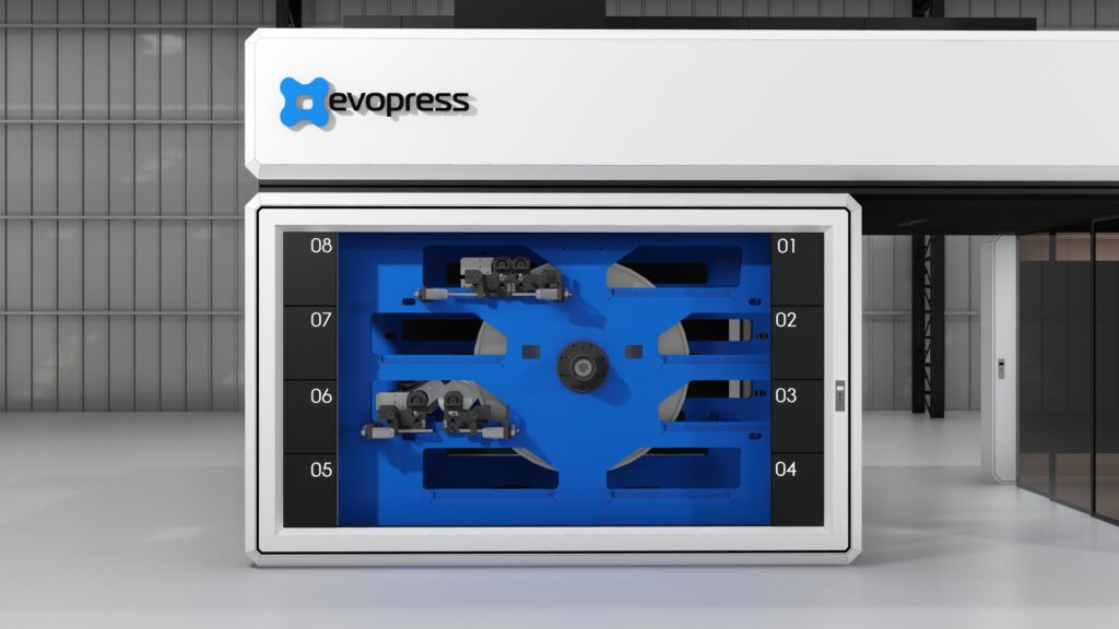 Close-up de uma máquina industrial com um painel lateral etiquetado. O interior da máquina é visível através de uma seção azul com componentes mecânicos. O painel tem seções numeradas de 01 a 08. "Evopress" está escrito no canto superior esquerdo, e a máquina está em um grande espaço industrial cinza. - Luiz Volpato Arquitetura