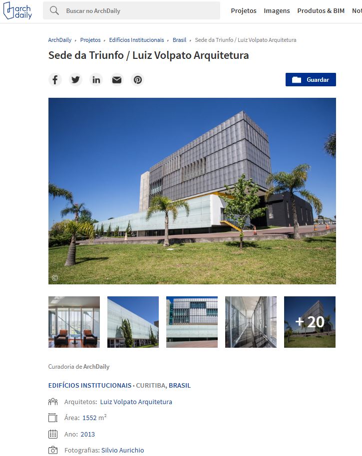 Um edifício arquitetônico moderno com fachada de vidro, cercado por palmeiras e um gramado sob um céu azul claro. A estrutura é multinivelada com elementos horizontais e verticais distintos. Abaixo da imagem, há miniaturas de fotos adicionais e texto detalhando o projeto. - Luiz Volpato Arquitetura