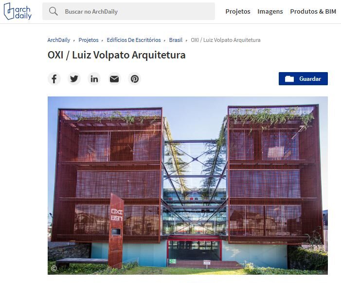 Um edifício moderno com uma fachada de painéis de metal cor de ferrugem e vegetação. A estrutura é de vários andares, com uma seção central aberta e elementos de vidro. A imagem é parte de uma página da web de arquitetura com 0XI / Luiz Volpato Arquitetura com navegação e miniaturas adicionais abaixo. - Luiz Volpato Arquitetura