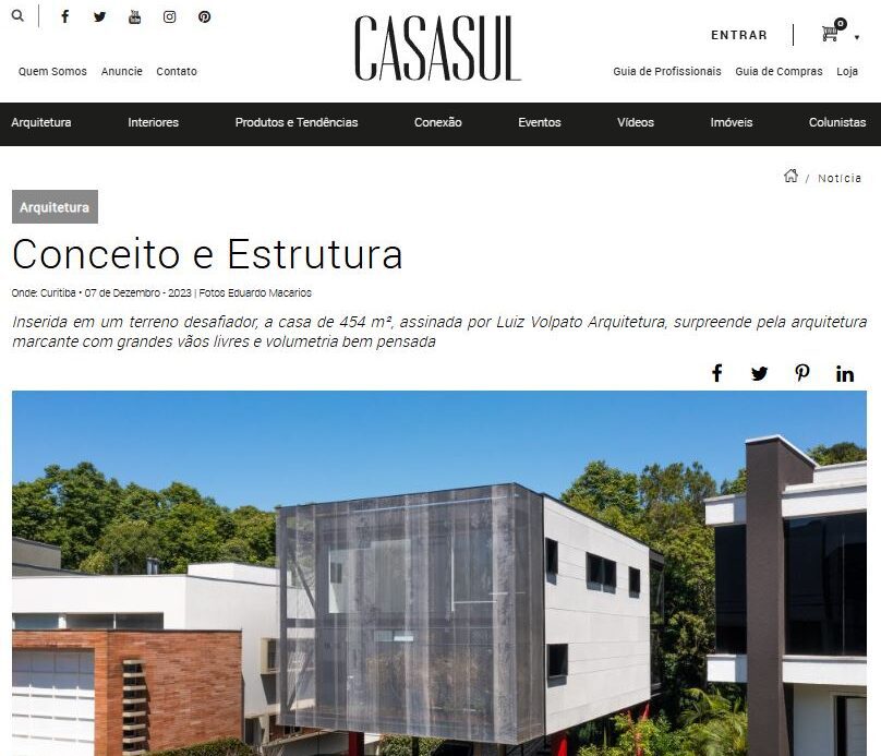 Uma casa moderna de dois andares com uma mistura de concreto e vidro, cercada por vegetação. O edifício tem um design quadrado com janelas grandes. O céu está limpo e há árvores ao fundo. O cabeçalho e o texto do site descrevem conceitos arquitetônicos. - Luiz Volpato Arquitetura