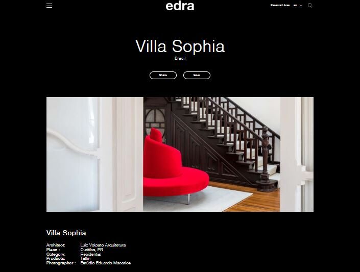 Captura de tela de uma página da web com uma casa chamada "Villa Sophia". A imagem central mostra um interior moderno com uma cadeira vermelha brilhante de formato único, perto de uma escada com corrimão de madeira escura. Abaixo estão cinco pequenas imagens mostrando diferentes ângulos e detalhes da cadeira e vistas do interior. - Luiz Volpato Arquitetura