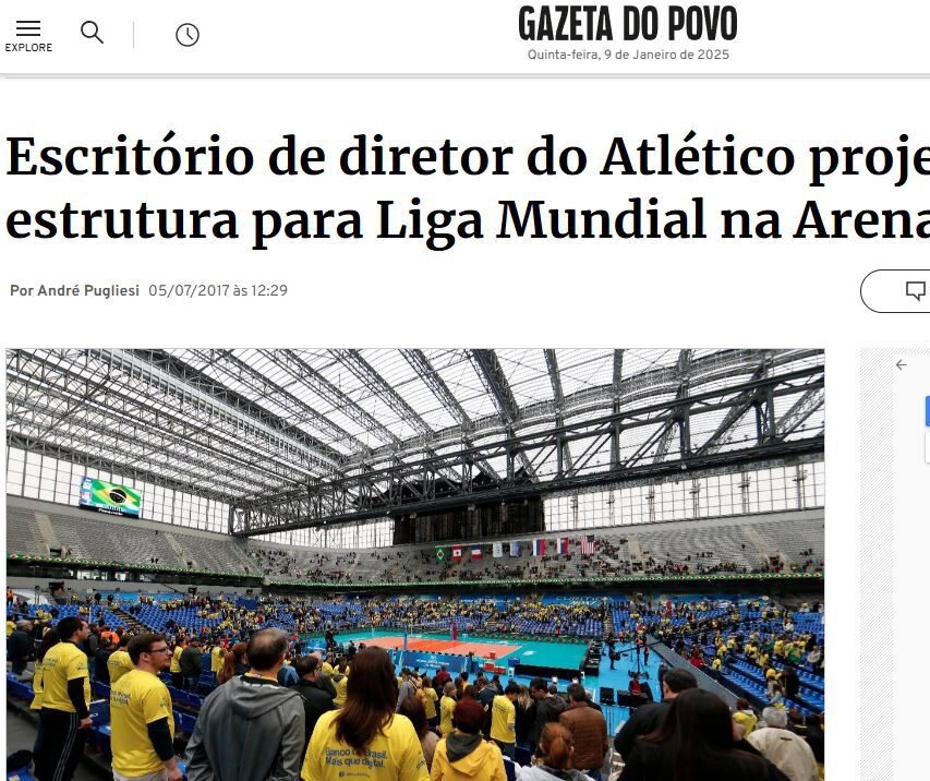 Uma partida de vôlei está acontecendo em uma grande arena coberta com piso azul. Espectadores enchem as arquibancadas, vestindo camisas amarelas, enquanto algumas pessoas estão na quadra. O placar aéreo mostra detalhes do jogo em andamento. O evento faz parte da Liga Mundial, conforme observado na manchete em português. - Luiz Volpato Arquitetura