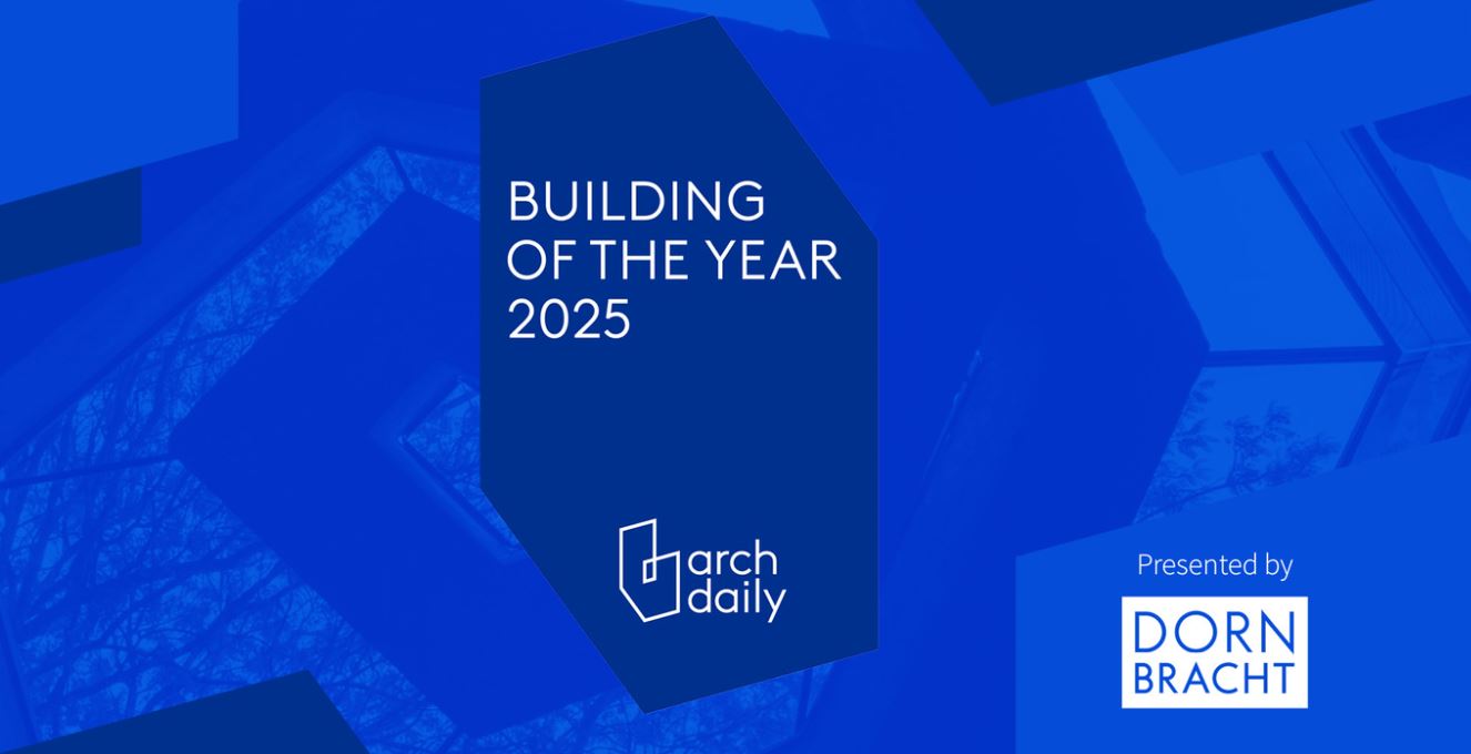 Um gráfico azul com um design geométrico. O texto diz "EDIFÍCIO DO ANO 2025" acima do logotipo do archdaily. No canto inferior direito, o texto diz "Apresentado por DORN BRACHT" em um fundo azul. Formas azuis angulares emolduram o gráfico. - Luiz Volpato Arquitetura