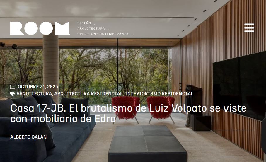 Sala de estar moderna com janelas do chão ao teto com vista para árvores verdes, paredes e teto com painéis de madeira, móveis pretos elegantes e uma grande TV de tela plana. A luz do sol ilumina o interior minimalista e contemporâneo. O cabeçalho da revista e o texto do artigo sobrepõem a imagem. - Luiz Volpato Arquitetura