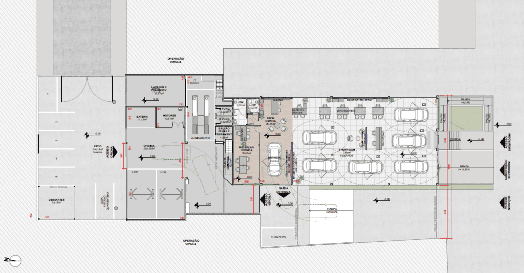 Planta baixa arquitetônica mostrando estacionamento, showroom, escritórios, sala de servidores, banheiros, escadas, recepção e entrada. As seções identificadas incluem a área de exposição de veículos, a área de espera e o acesso externo para veículos. A seta norte, as dimensões e os percursos também estão indicados. - Luiz Volpato Arquitetura